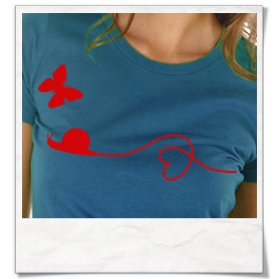 Frauen T-Shirt Schnecke & Schmetterling T-Shirt in Blau. Fair hergestellt & aus Biobaumwolle